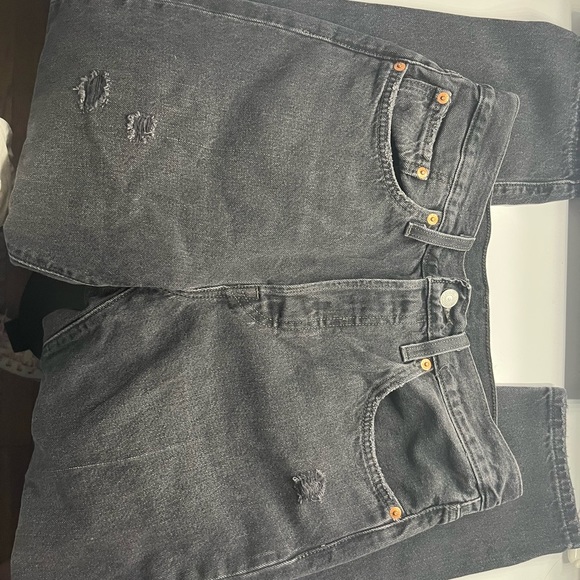 Straight Legged Black Levi’s 501 Style - Picture 2 of 5